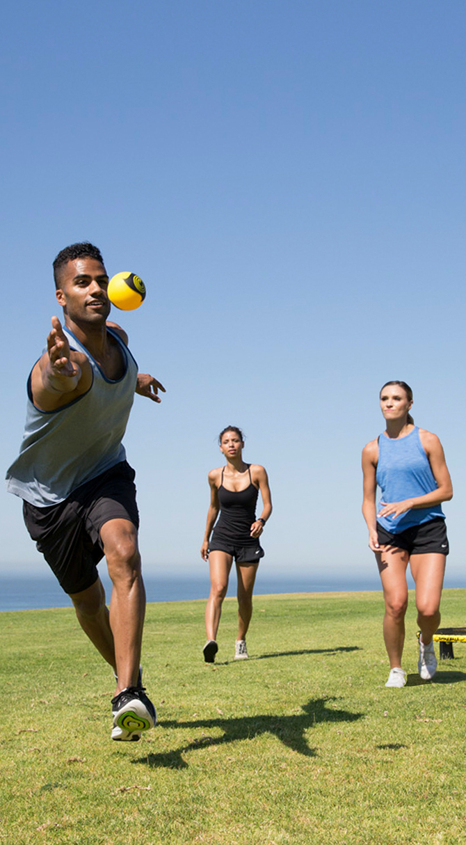 屋外で球技する人達のイメージ画像